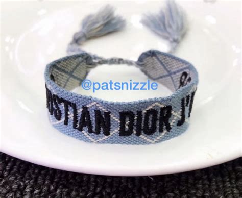 gelang dior wanita.